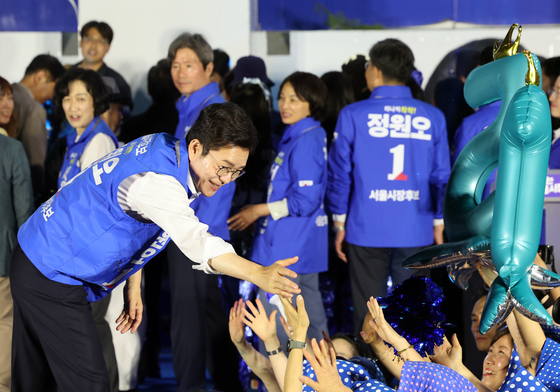 환호에 답하는 정원오 후보