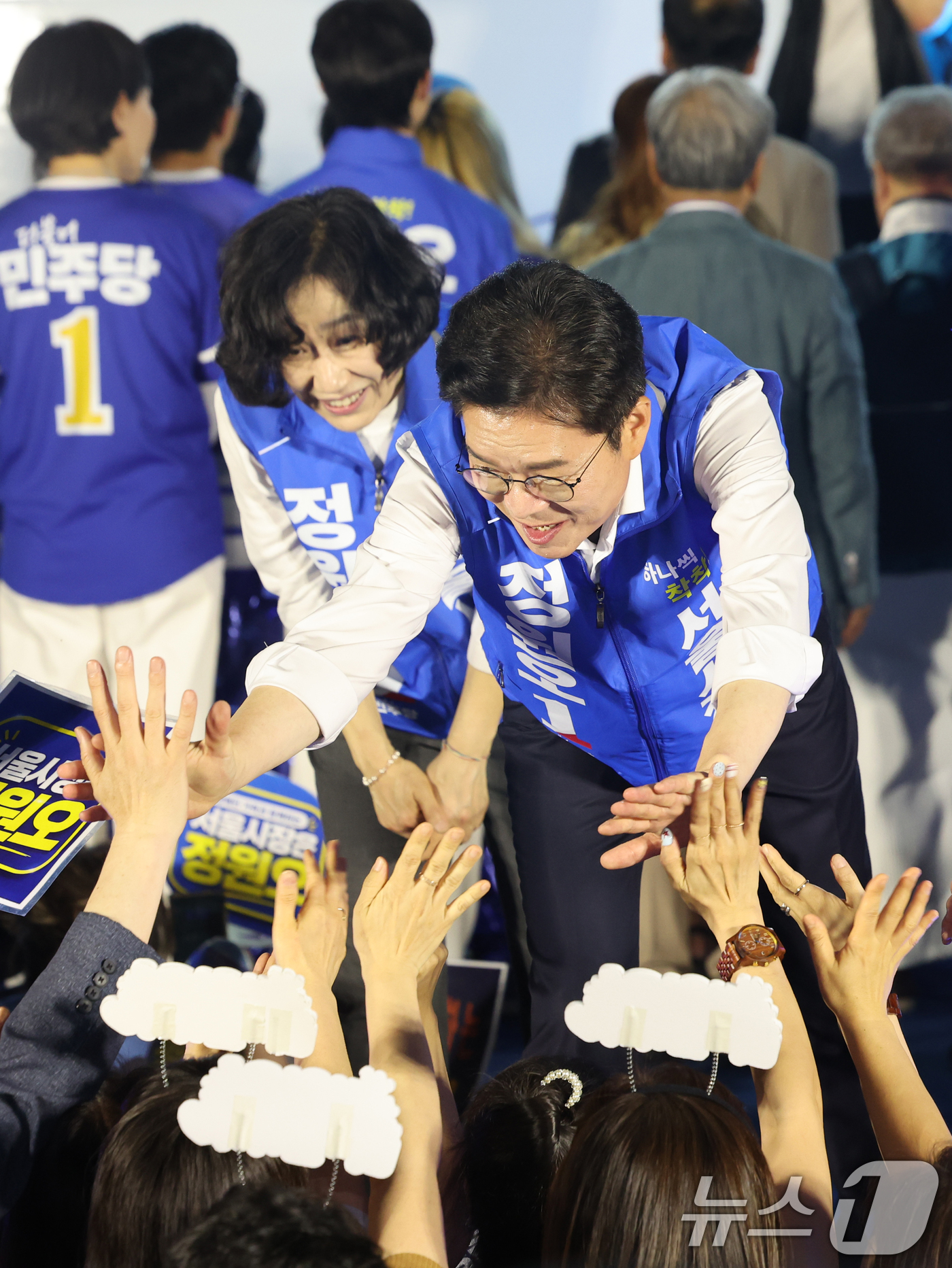 (서울=뉴스1) 황기선 기자 = 정원오 더불어민주당 서울시장 후보가 2일 오후 서울 청계광장에서 열린 파이널 유세에서 지지자들의 환호에 답하고 있다.  2026.6.2/뉴스1