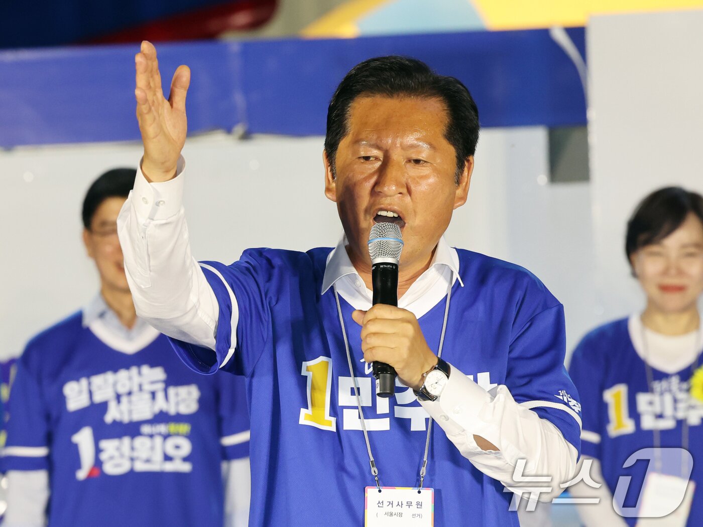본문 이미지 - 정청래 더불어민주당 대표가 2일 오후 서울 청계광장에서 유권자들에게 지지를 호소하고 있다. 2026.6.2 ⓒ 뉴스1 황기선 기자