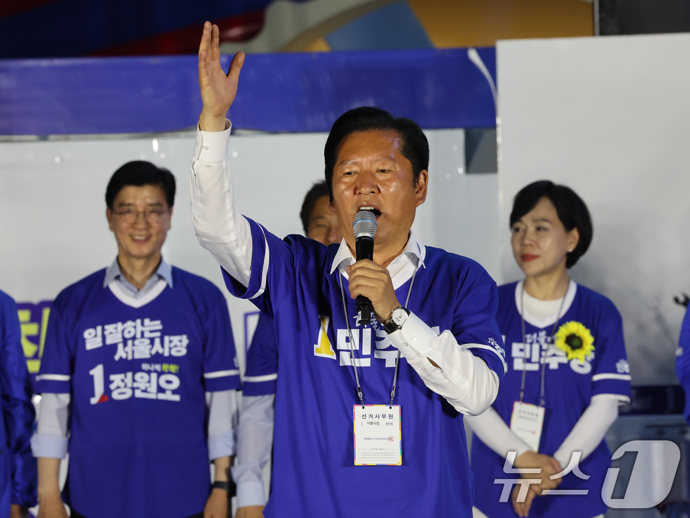 (서울=뉴스1) 황기선 기자 = 정청래 더불어민주당 대표가  2일 오후 서울 청계광장에서 유권자들에게 지지를 호소하고 있다. 2026.6.2/뉴스1