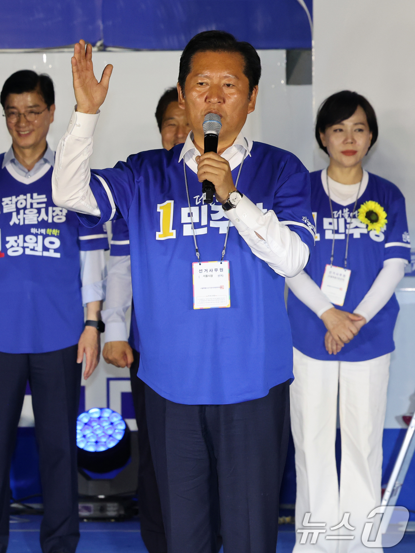 (서울=뉴스1) 황기선 기자 = 정청래 더불어민주당 대표가  2일 오후 서울 청계광장에서 유권자들에게 지지를 호소하고 있다. 2026.6.2/뉴스1