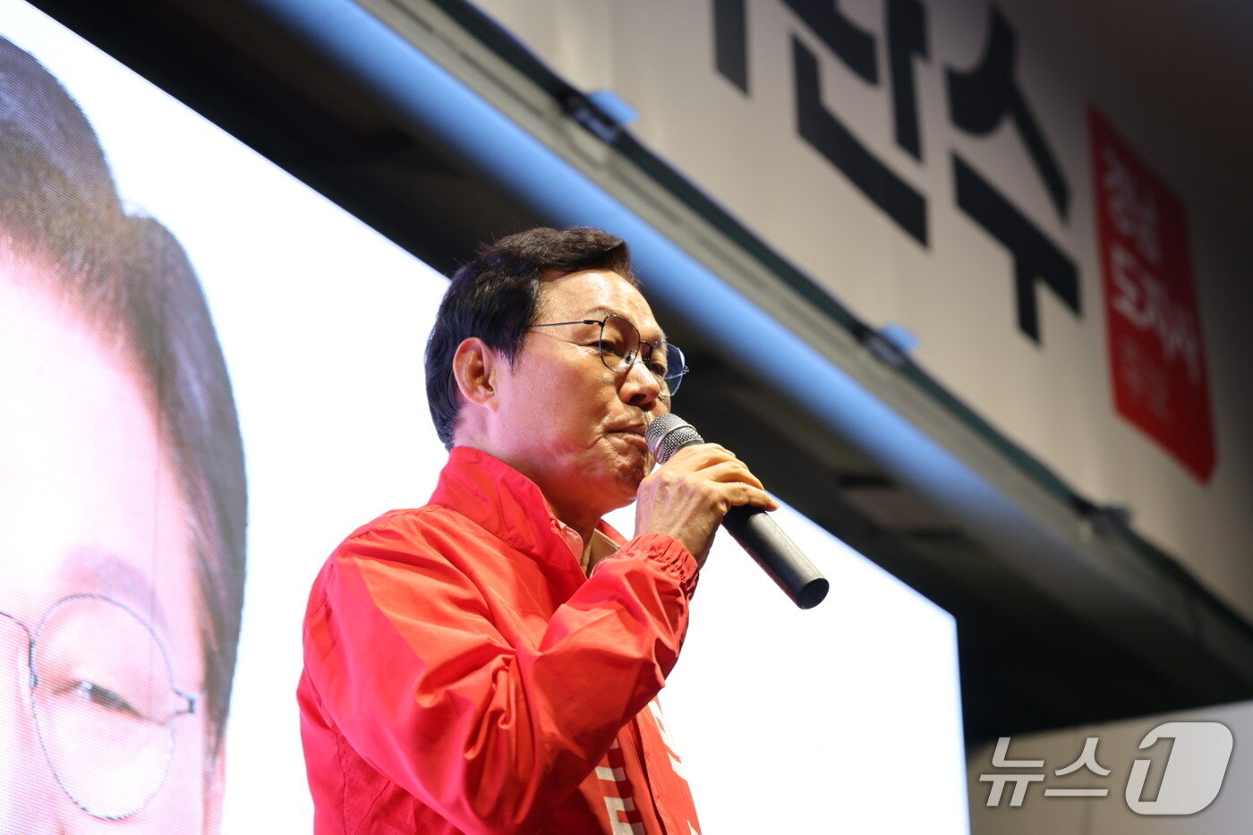 본문 이미지 - 박완수 국민의힘 경남지사 후보가 6·3지방선거 선거운동 마지막 날인 2일 창원시 상남분수광장에서 열린 마지막 유세에서 지지를 호소하고 있다.(박 후보 측 제공. 재판매 및 DB금지)
