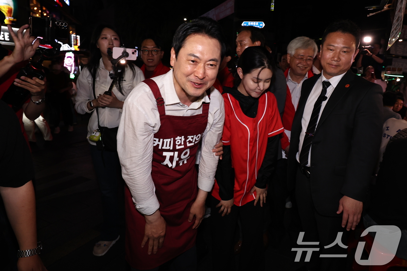 (서울=뉴스1) 구윤성 기자 = 장동혁 국민의힘 대표가 제9회 전국동시지방선거일을 하루 앞둔 2일 서울 종로 일대에서 시민들에게 지지를 호소하고 있다.  2026.6.2/뉴스1