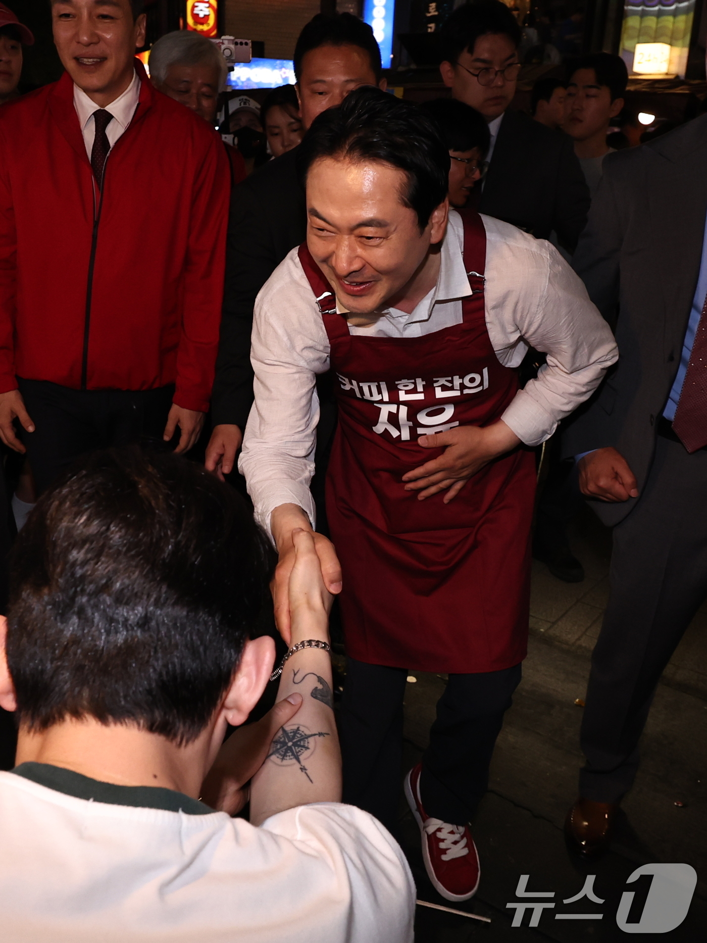 (서울=뉴스1) 구윤성 기자 = 장동혁 국민의힘 대표가 제9회 전국동시지방선거일을 하루 앞둔 2일 서울 종로 일대에서 시민들에게 지지를 호소하고 있다.