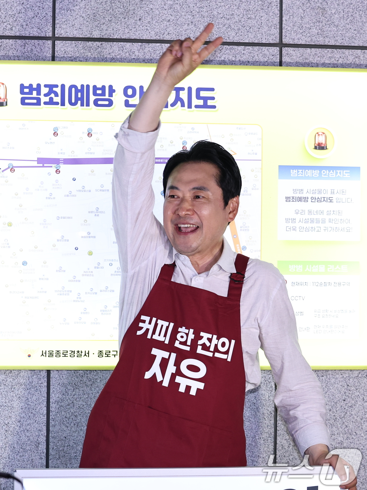 (서울=뉴스1) 구윤성 기자 = 장동혁 국민의힘 대표가 제9회 전국동시지방선거일을 하루 앞둔 2일 서울 종로 일대에서 시민들에게 지지를 호소하고 있다.