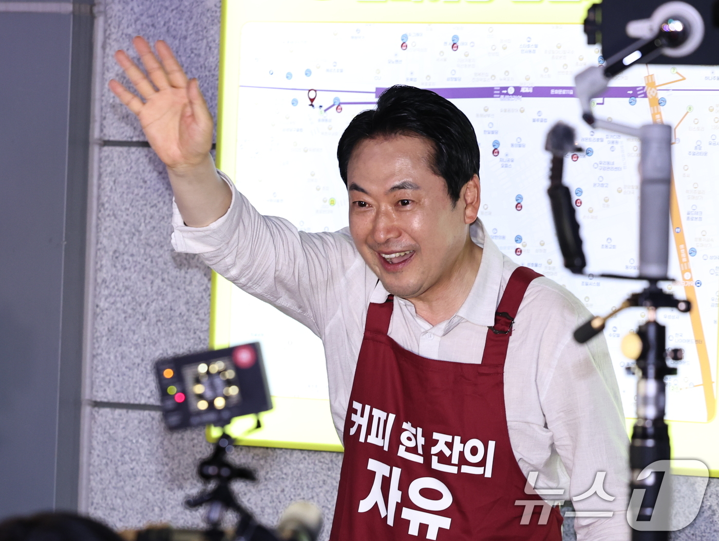 (서울=뉴스1) 구윤성 기자 = 장동혁 국민의힘 대표가 제9회 전국동시지방선거일을 하루 앞둔 2일 서울 종로 일대에서 시민들에게 지지를 호소하고 있다.