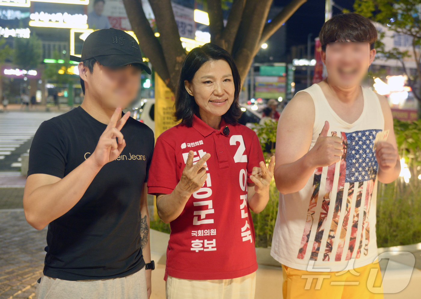 (대구=뉴스1) 이성덕 기자 = 공식선거운동 마지막 날인 2일 오후 이진숙 대구 달성군 국회의원 후보가 시민들과 만나 함께 사진을 찍고 있다. 2026.6.2/뉴스1