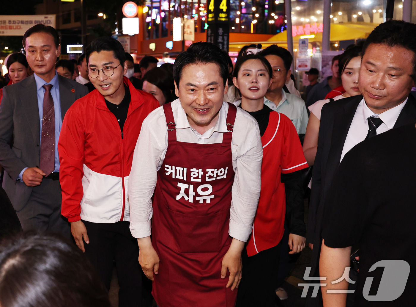 (서울=뉴스1) 구윤성 기자 = 장동혁 국민의힘 대표가 제9회 전국동시지방선거일을 하루 앞둔 2일 서울 종로 일대에서 시민들에게 지지를 호소하고 있다. 2026.6.2/뉴스1