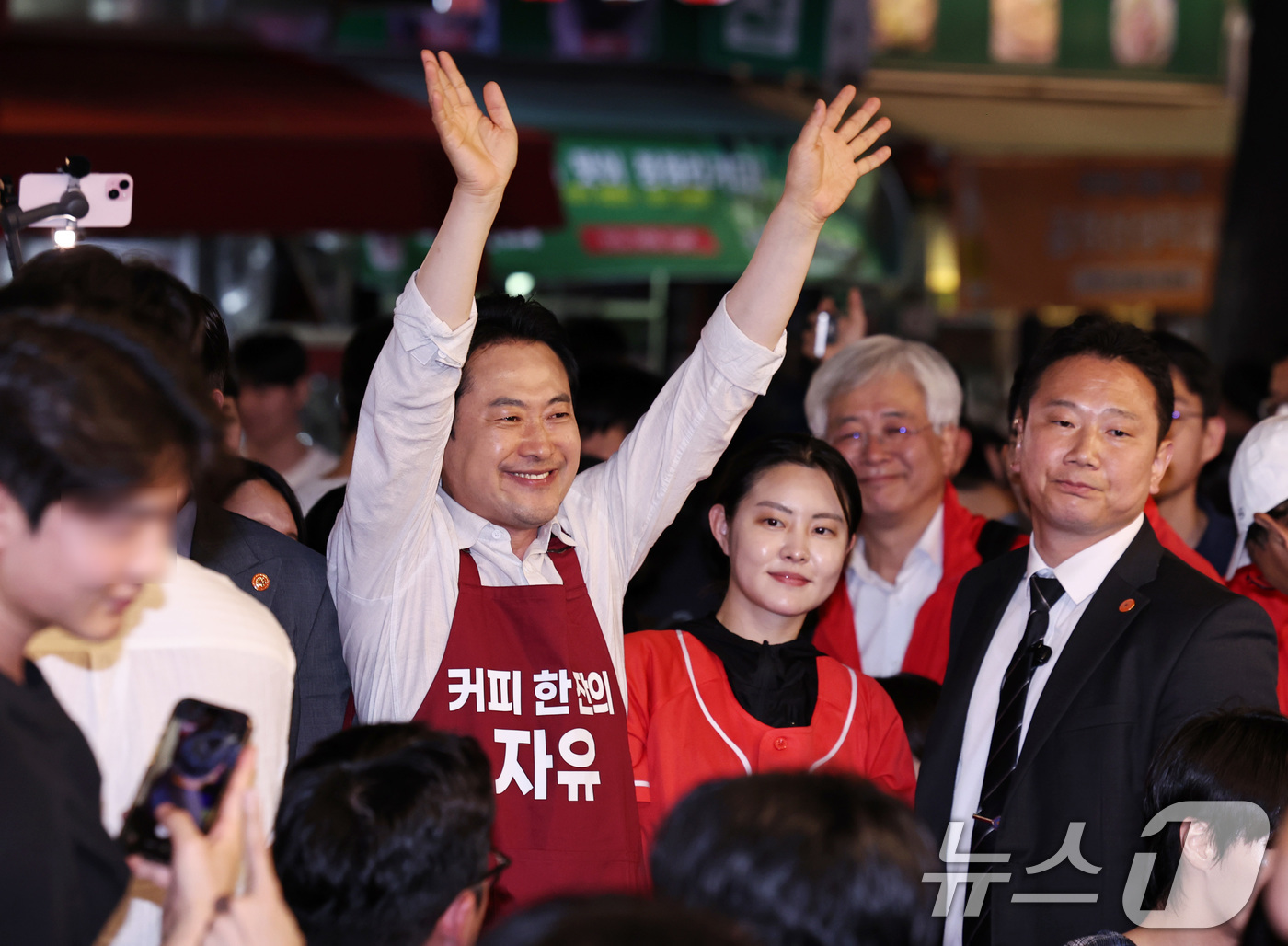 (서울=뉴스1) 구윤성 기자 = 장동혁 국민의힘 대표가 제9회 전국동시지방선거일을 하루 앞둔 2일 서울 종로 일대에서 시민들에게 지지를 호소하고 있다. 2026.6.2/뉴스1