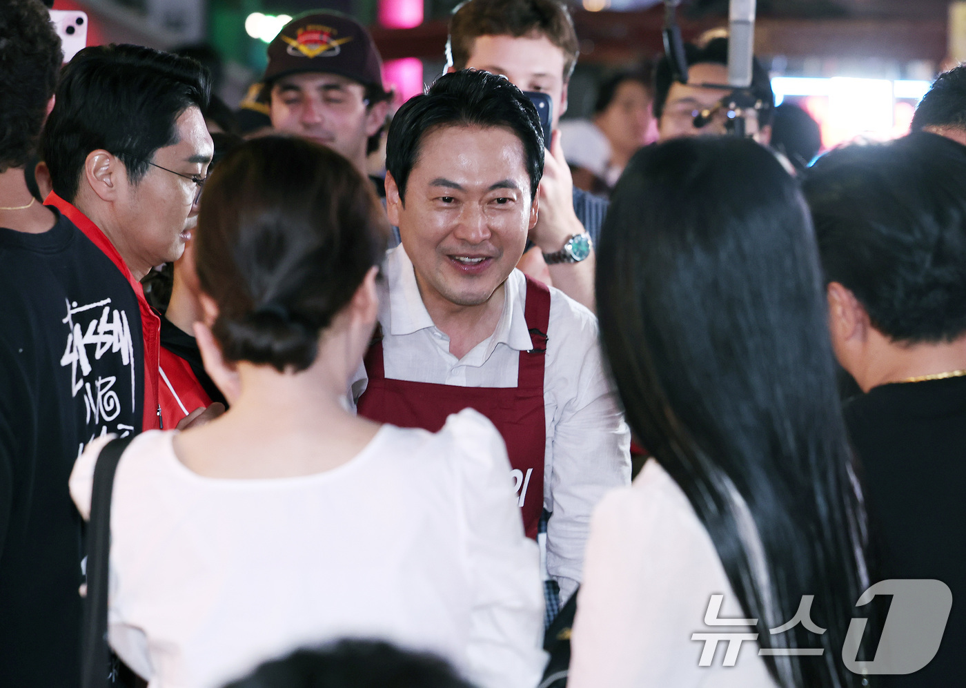 (서울=뉴스1) 구윤성 기자 = 장동혁 국민의힘 대표가 제9회 전국동시지방선거일을 하루 앞둔 2일 서울 종로 일대에서 시민들에게 지지를 호소하고 있다. 2026.6.2/뉴스1
