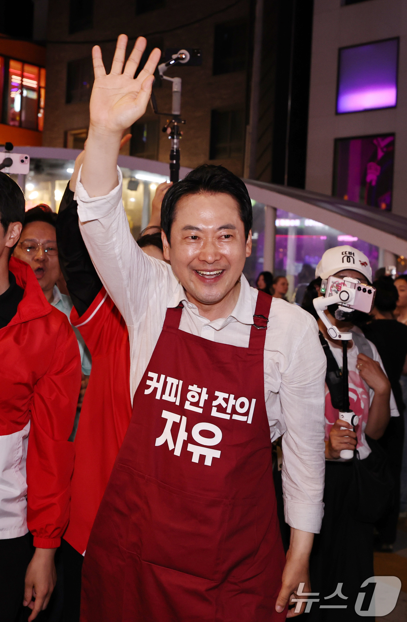 (서울=뉴스1) 구윤성 기자 = 장동혁 국민의힘 대표가 제9회 전국동시지방선거일을 하루 앞둔 2일 서울 종로 일대에서 시민들에게 지지를 호소하고 있다. 2026.6.2/뉴스1