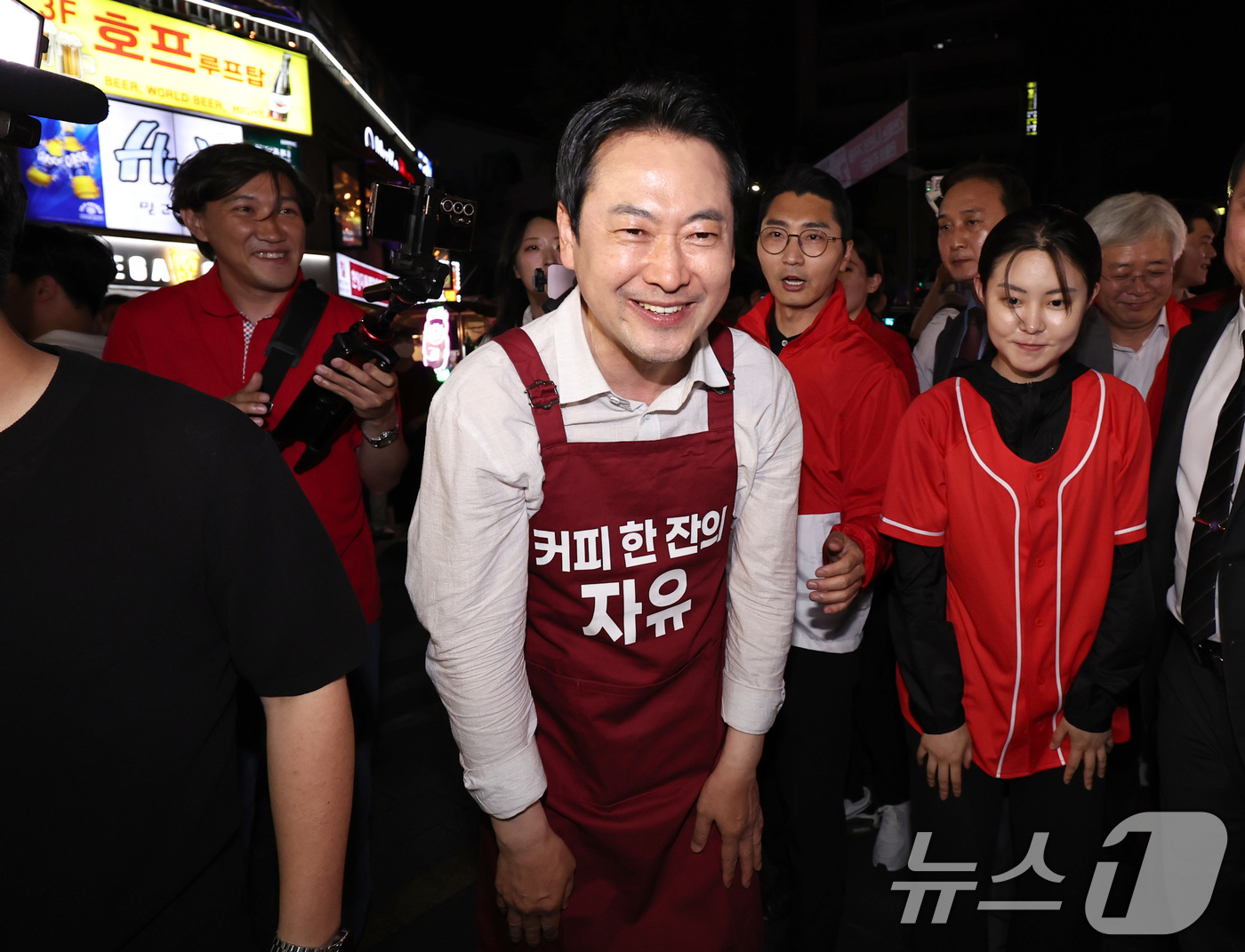 (서울=뉴스1) 구윤성 기자 = 장동혁 국민의힘 대표가 제9회 전국동시지방선거일을 하루 앞둔 2일 서울 종로 일대에서 시민들에게 지지를 호소하고 있다. 2026.6.2/뉴스1