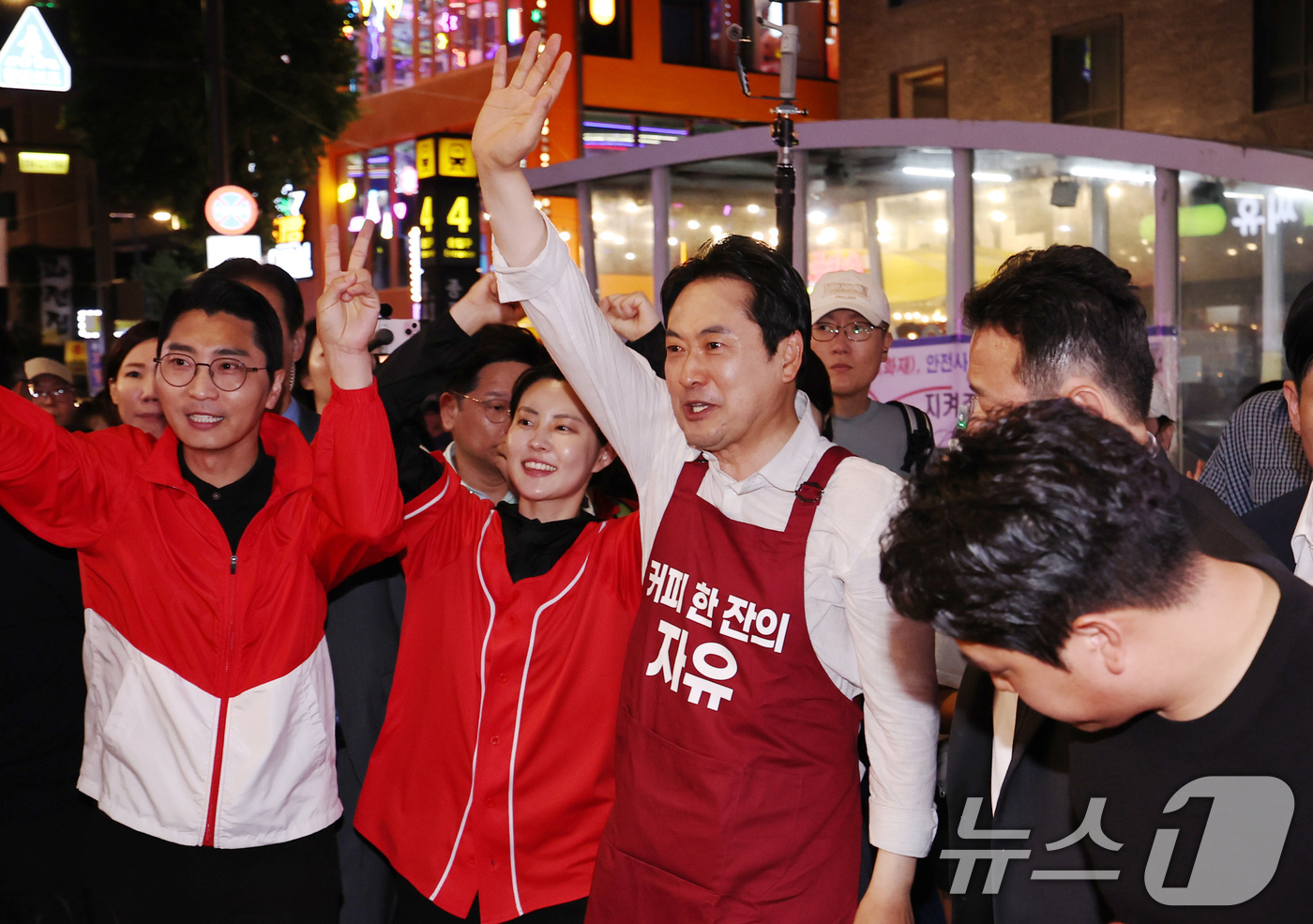 (서울=뉴스1) 구윤성 기자 = 장동혁 국민의힘 대표가 제9회 전국동시지방선거일을 하루 앞둔 2일 서울 종로 일대에서 시민들에게 지지를 호소하고 있다. 2026.6.2/뉴스1