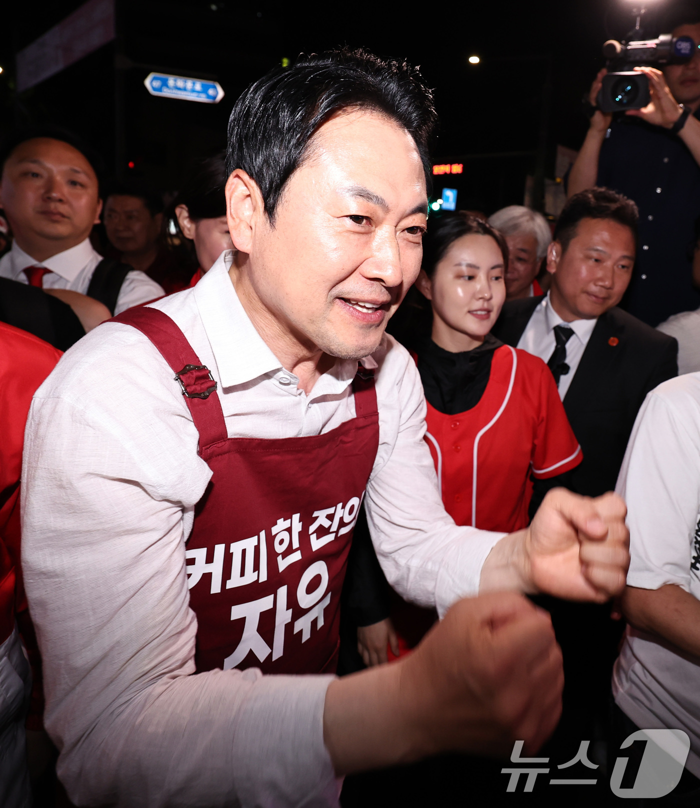 (서울=뉴스1) 구윤성 기자 = 장동혁 국민의힘 대표가 제9회 전국동시지방선거일을 하루 앞둔 2일 서울 종로 일대에서 시민들에게 지지를 호소하고 있다. 2026.6.2/뉴스1