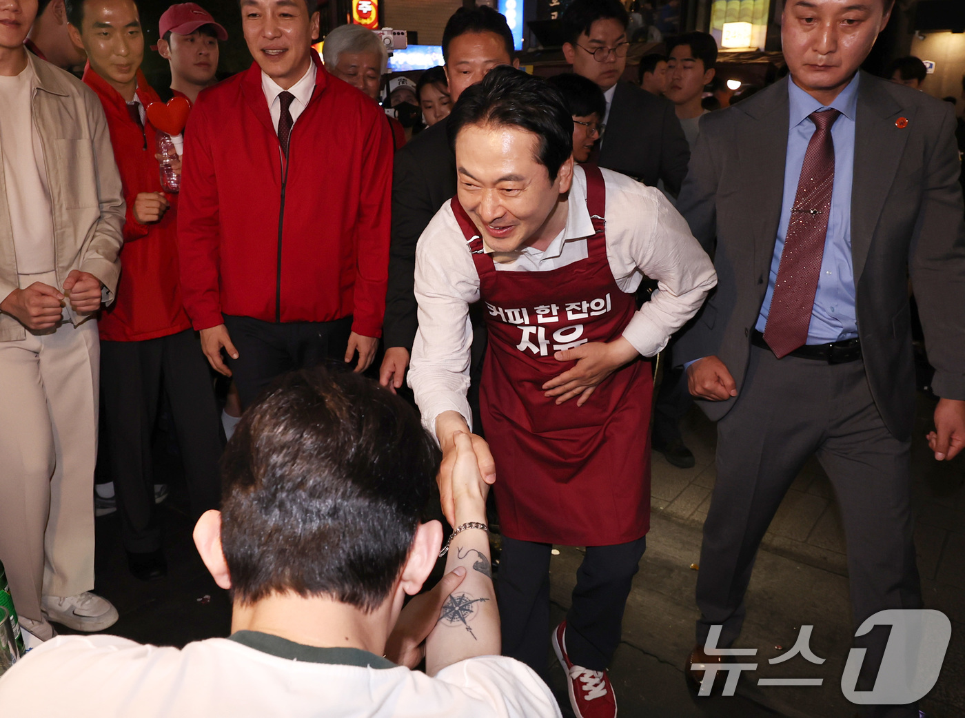 (서울=뉴스1) 구윤성 기자 = 장동혁 국민의힘 대표가 제9회 전국동시지방선거일을 하루 앞둔 2일 서울 종로 일대에서 시민들에게 지지를 호소하고 있다. 2026.6.2/뉴스1