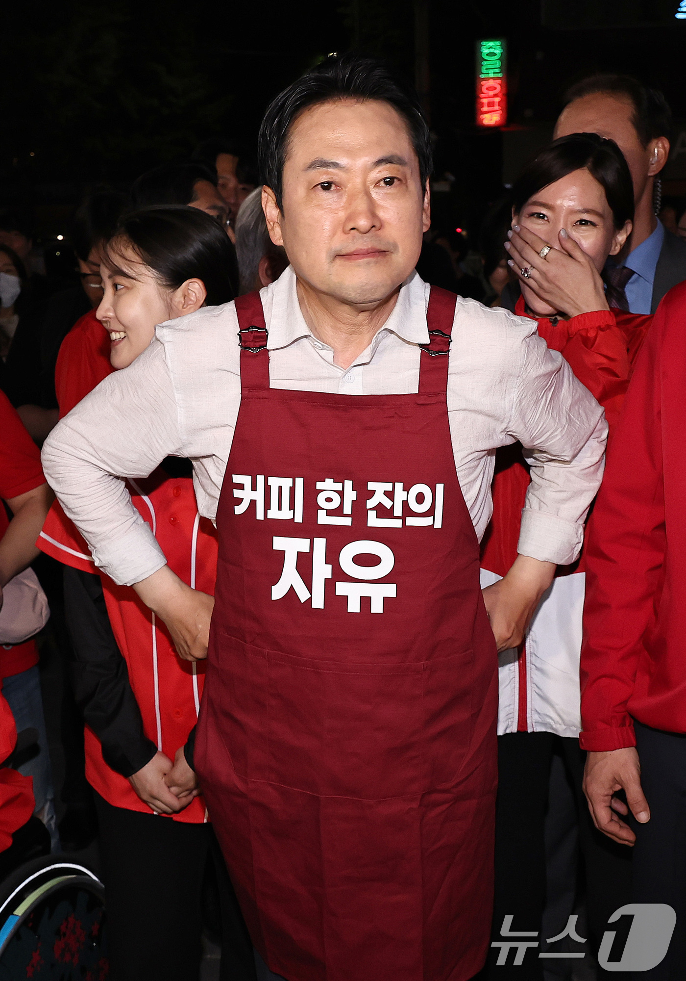 (서울=뉴스1) 구윤성 기자 = 장동혁 국민의힘 대표가 제9회 전국동시지방선거일을 하루 앞둔 2일 서울 종로에서 유세 준비를 하고 있다. 2026.6.2/뉴스1