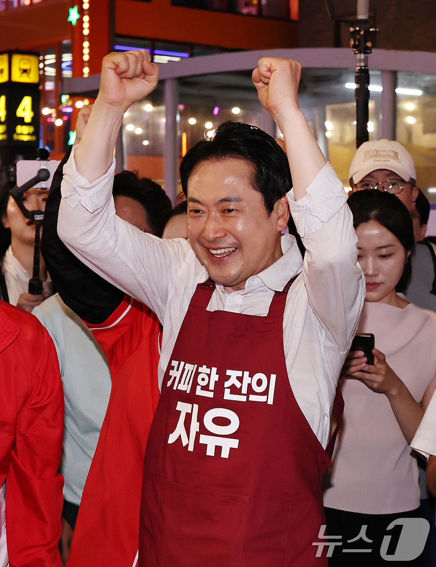 (서울=뉴스1) 구윤성 기자 = 장동혁 국민의힘 대표가 제9회 전국동시지방선거일을 하루 앞둔 2일 서울 종로 일대에서 시민들에게 지지를 호소하고 있다. 2026.6.2/뉴스1