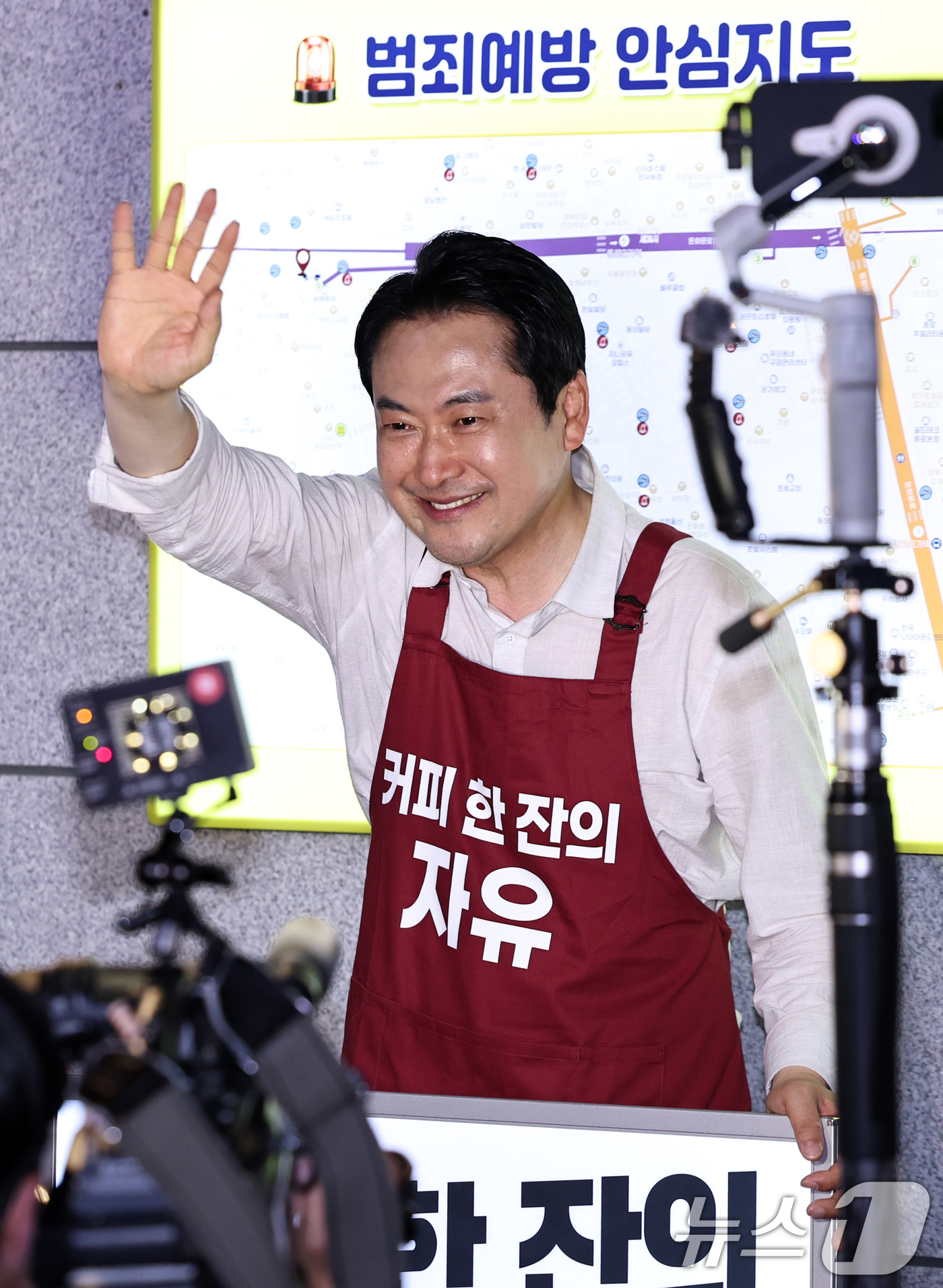 (서울=뉴스1) 구윤성 기자 = 장동혁 국민의힘 대표가 제9회 전국동시지방선거일을 하루 앞둔 2일 서울 종로 일대에서 시민들에게 지지를 호소하고 있다. 2026.6.2/뉴스1