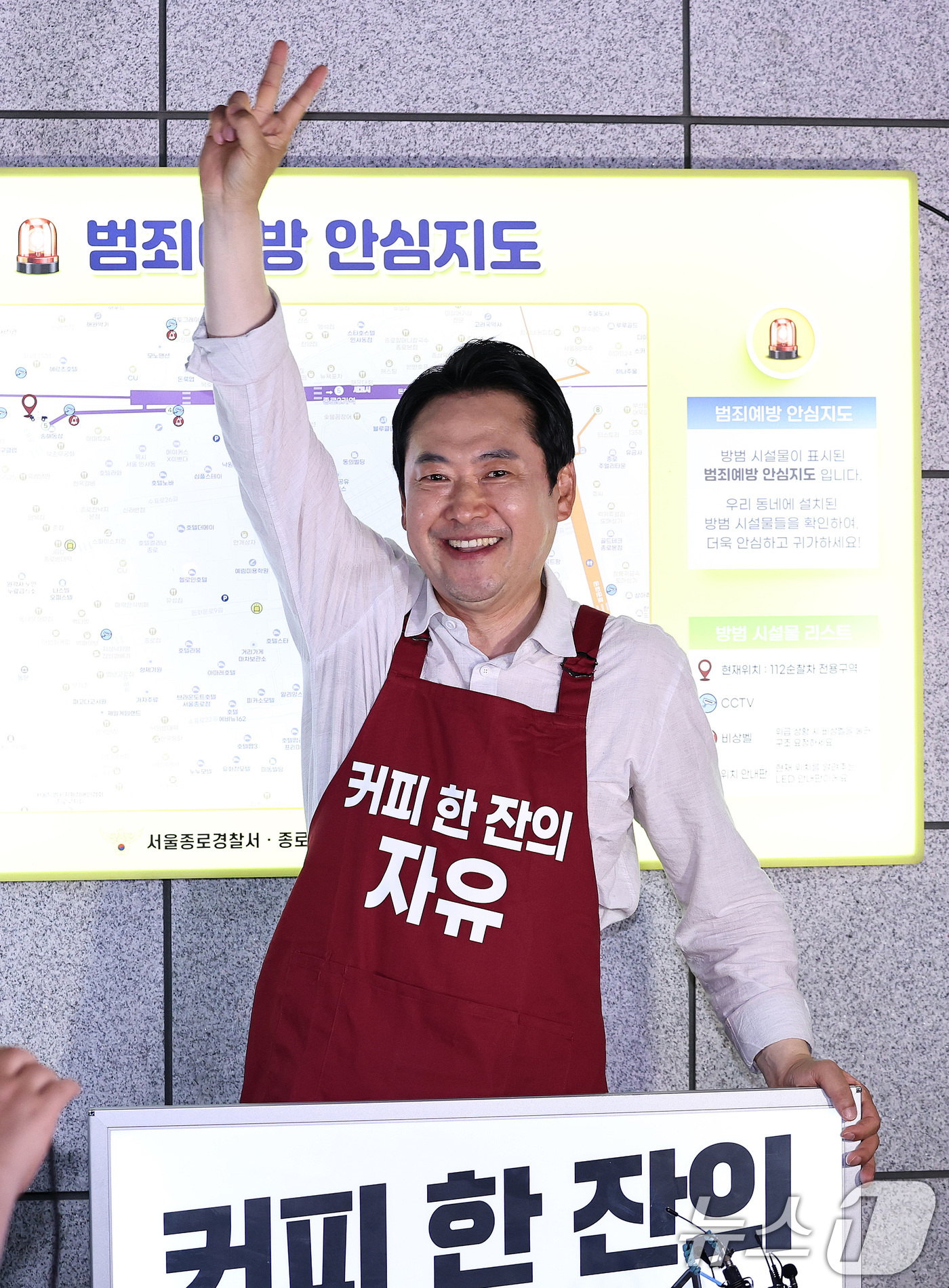 (서울=뉴스1) 구윤성 기자 = 장동혁 국민의힘 대표가 제9회 전국동시지방선거일을 하루 앞둔 2일 서울 종로 일대에서 시민들에게 지지를 호소하고 있다. 2026.6.2/뉴스1