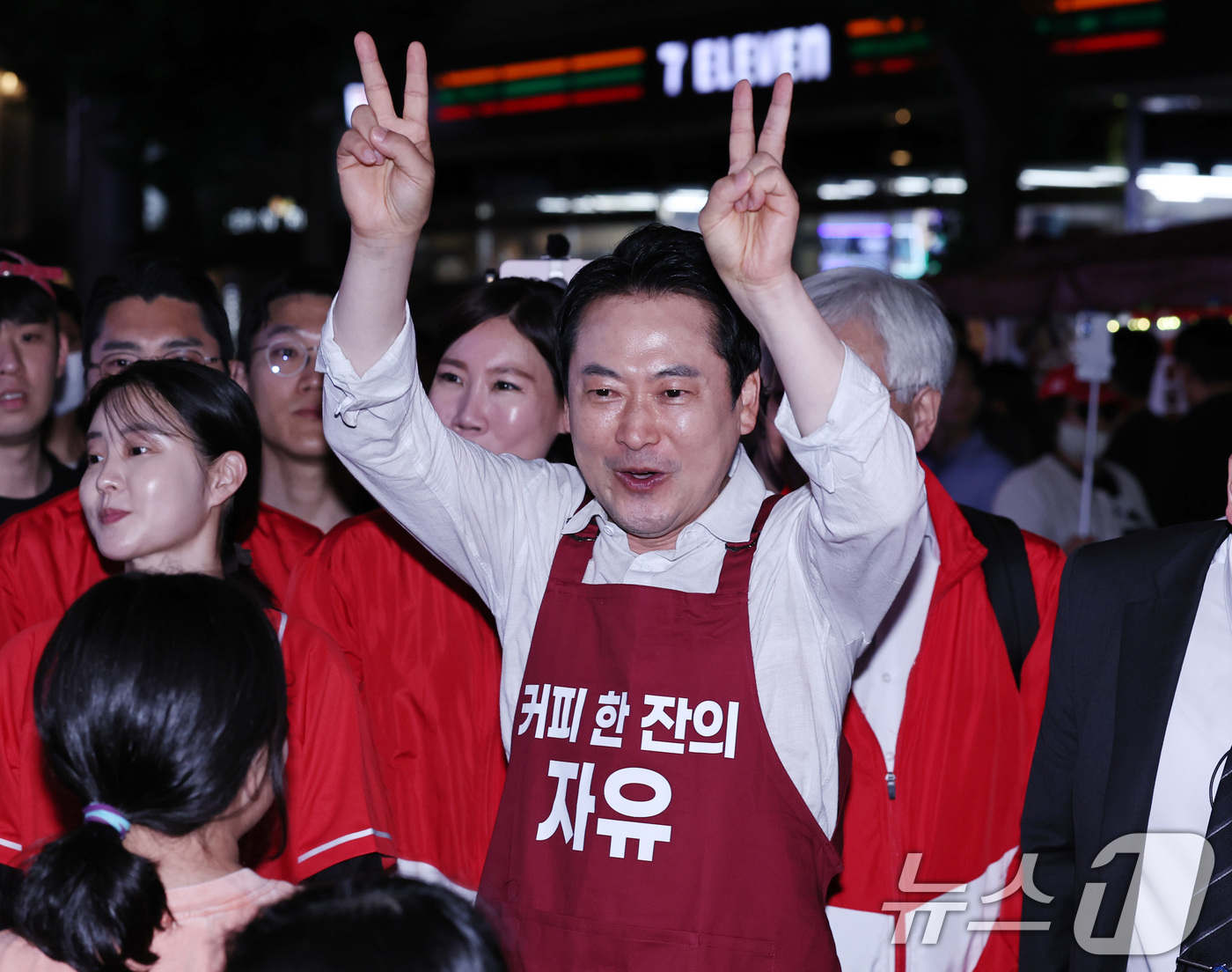 (서울=뉴스1) 구윤성 기자 = 장동혁 국민의힘 대표가 제9회 전국동시지방선거일을 하루 앞둔 2일 서울 종로 일대에서 시민들에게 지지를 호소하고 있다. 2026.6.2/뉴스1