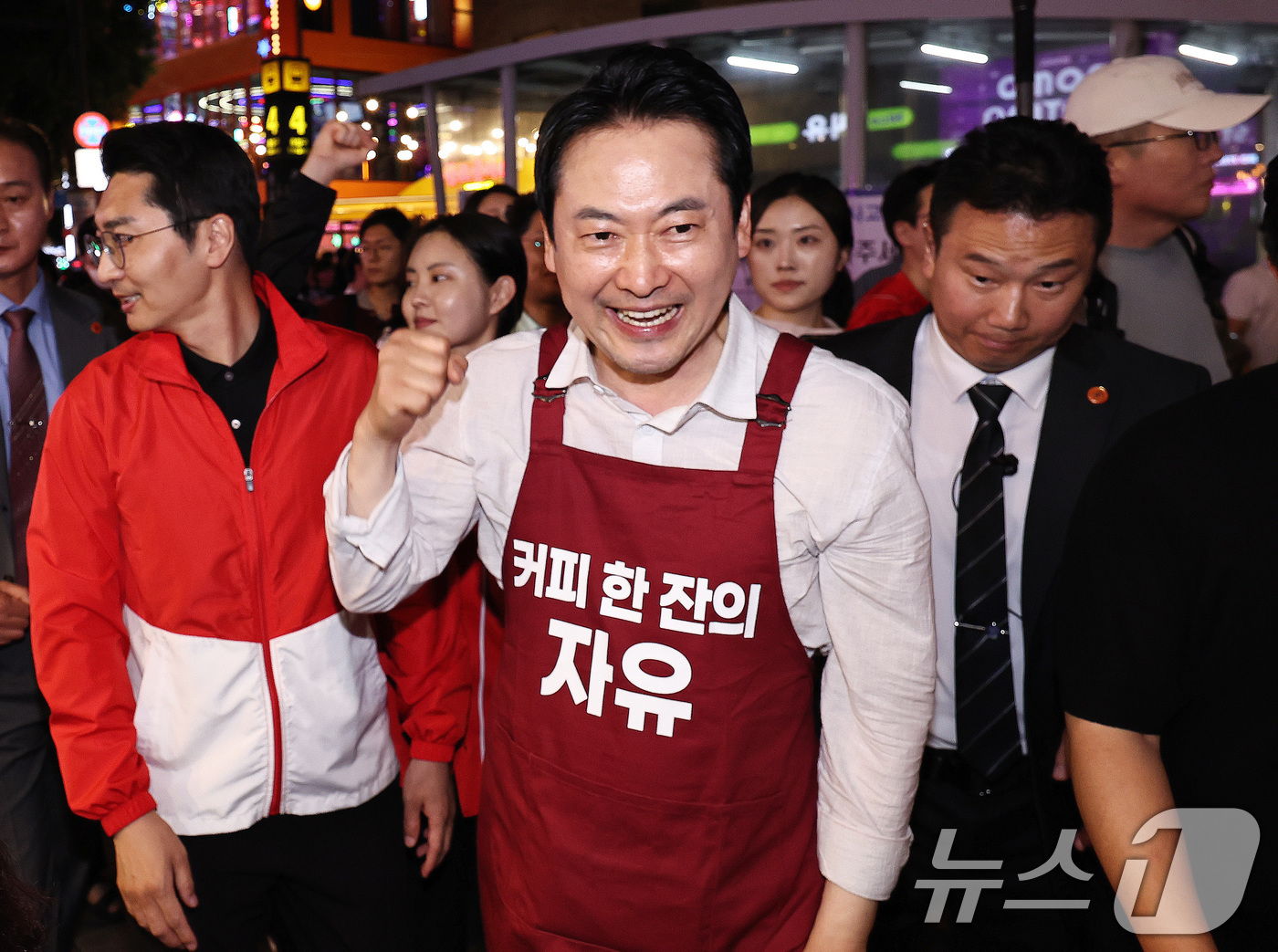 (서울=뉴스1) 구윤성 기자 = 장동혁 국민의힘 대표가 제9회 전국동시지방선거일을 하루 앞둔 2일 서울 종로 일대에서 시민들에게 지지를 호소하고 있다. 2026.6.2/뉴스1