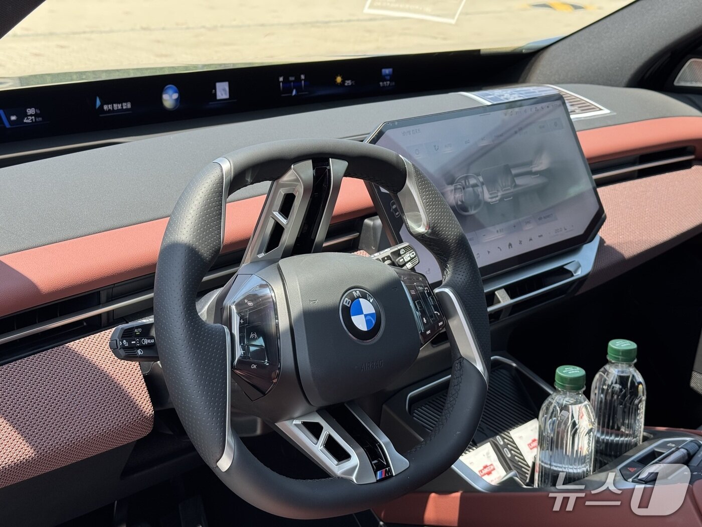 본문 이미지 - BMW 더 뉴 iX3 실내 ⓒ 뉴스1 박종홍 기자