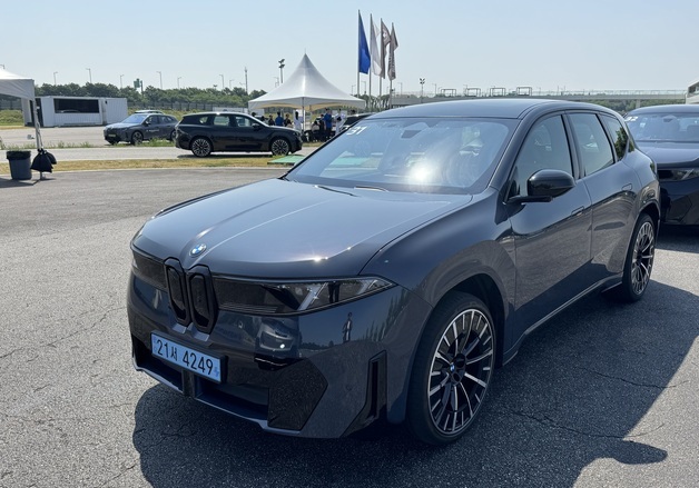 '전기차' 잊게 만든 BMW iX3, 후면·평행 자동 주차도 척척[시승기]