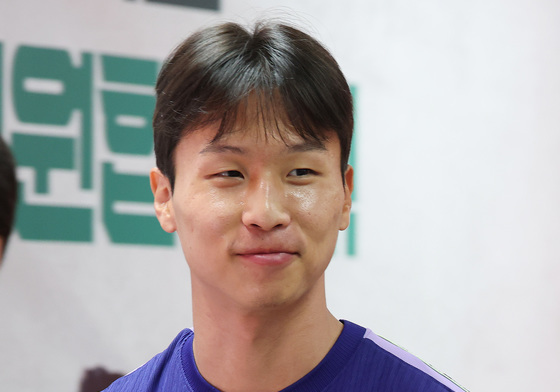 엄지성, 시즌 첫 선발 출전해 1골 1도움…스완지, 더비 3-0 완파