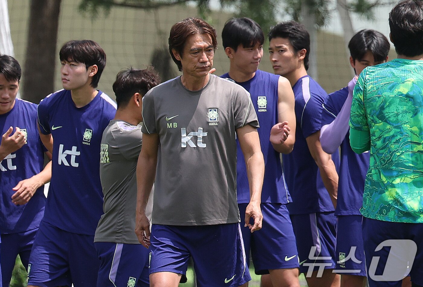 본문 이미지 - 대한민국 축구국가대표팀 홍명보 감독이 19일(현지시간) 멕시코 과달라하라 인근 대한민국 축구대표팀의 베이스캠프 훈련장인 사포판 치바스 바예 베르데에서 회복훈련에 참석해 생각에 잠겨 있다. 2026.6.20 ⓒ 뉴스1 박지혜 기자