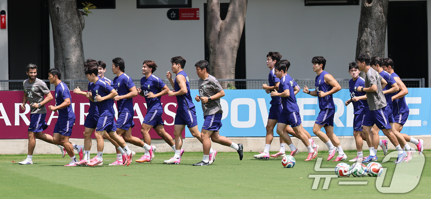 (과달라하라(멕시코)=뉴스1) 임세영 기자 = 대한민국 축구 국가대표팀 선수들이 19일(현지시간) 멕시코 과달라하라 인근 사포판에 위치한 베이스캠프 훈련장 치바스 바예 베르데에서 …