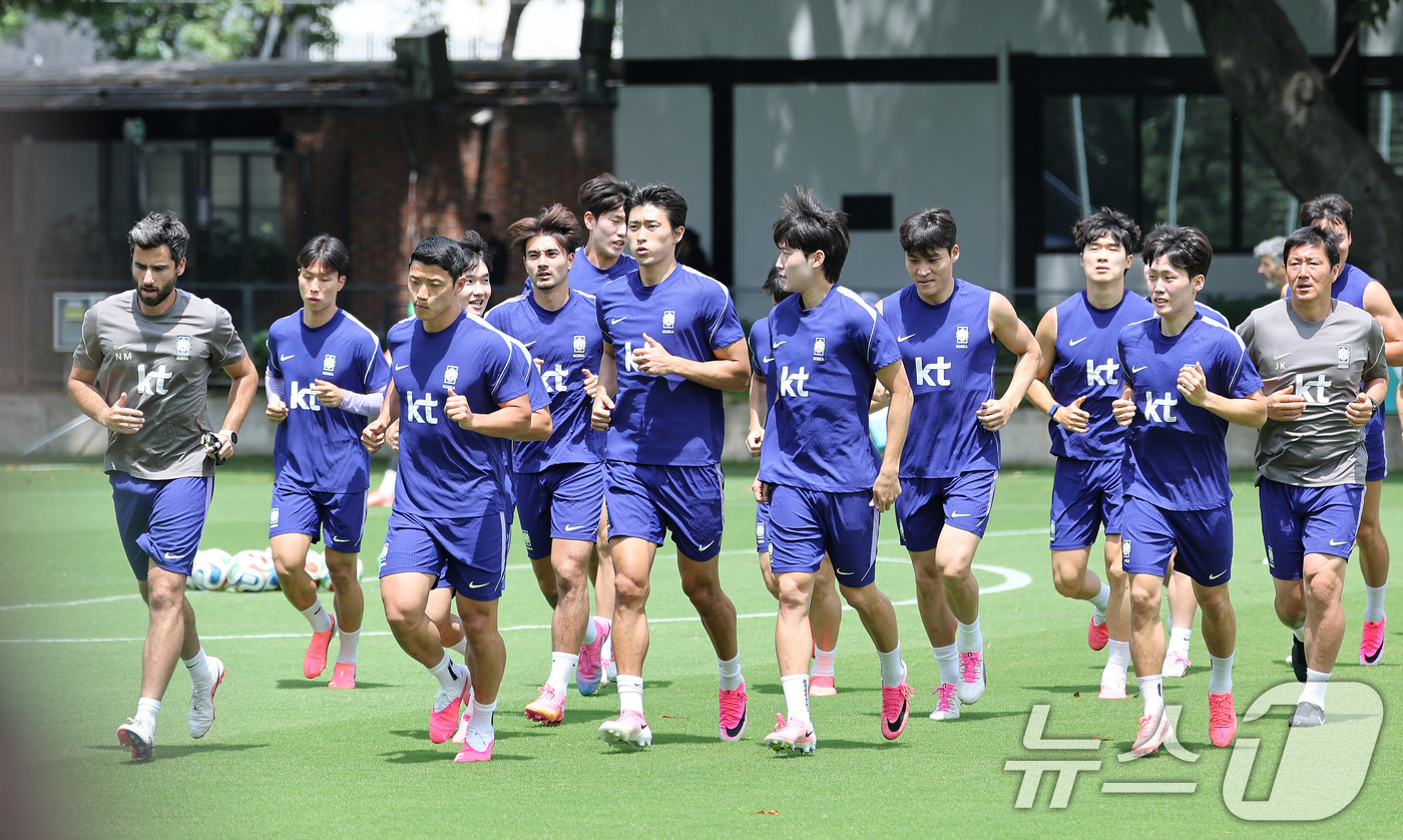 (과달라하라(멕시코)=뉴스1) 임세영 기자 = 대한민국 축구 국가대표팀 선수들이 19일(현지시간) 멕시코 과달라하라 인근 사포판에 위치한 베이스캠프 훈련장 치바스 바예 베르데에서 …