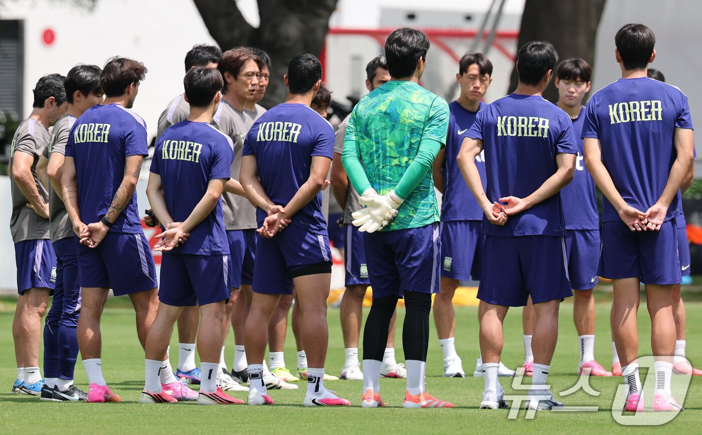 본문 이미지 - 홍명보 대한민국 축구 국가대표팀 감독이 19일(현지시간) 멕시코 과달라하라 인근 사포판에 위치한 베이스캠프 훈련장 치바스 바예 베르데에서 회복 훈련에 앞서 선수들과 이야기를 하고 있다. ⓒ 뉴스1 임세영 기자