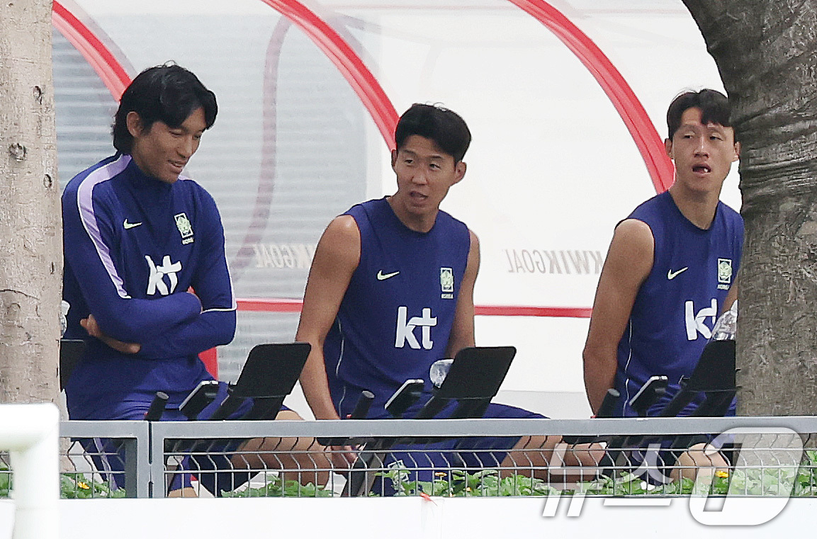 (과달라하라(멕시코)=뉴스1) 임세영 기자 = 대한민국 축구 국가대표팀 김승규(왼쪽부터), 손흥민, 이재성이 19일(현지시간) 멕시코 과달라하라 인근 사포판에 위치한 베이스캠프 훈 …
