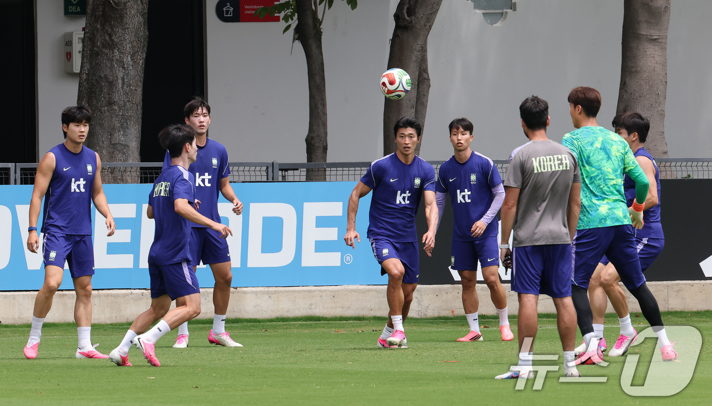 (과달라하라(멕시코)=뉴스1) 임세영 기자 = 대한민국 축구 국가대표팀 선수들이 19일(현지시간) 멕시코 과달라하라 인근 사포판에 위치한 베이스캠프 훈련장 치바스 바예 베르데에서 …