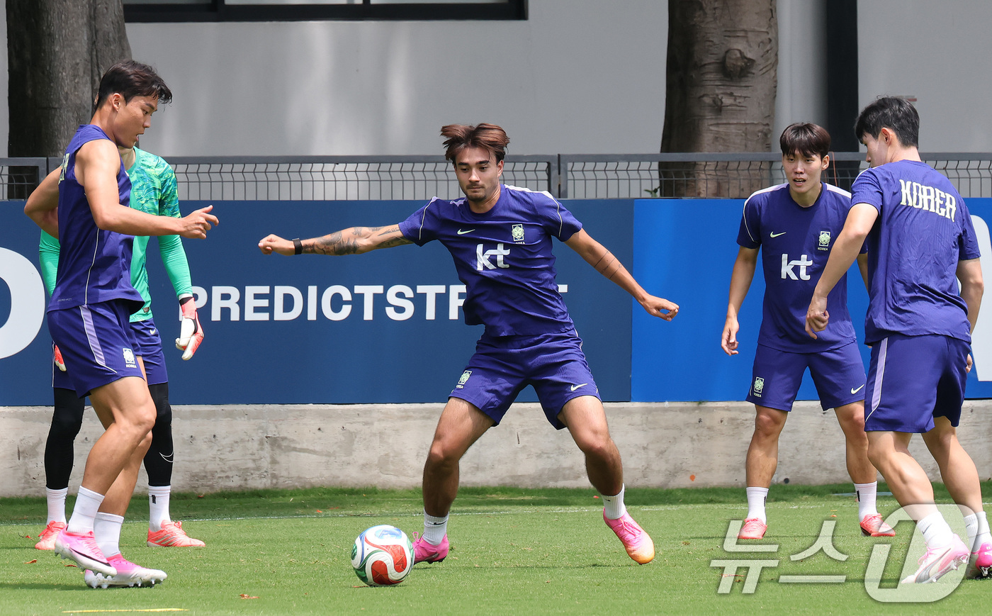 (과달라하라(멕시코)=뉴스1) 임세영 기자 = 대한민국 축구 국가대표팀 옌스 카스트로프를 비롯한 선수들이 19일(현지시간) 멕시코 과달라하라 인근 사포판에 위치한 베이스캠프 훈련장 …