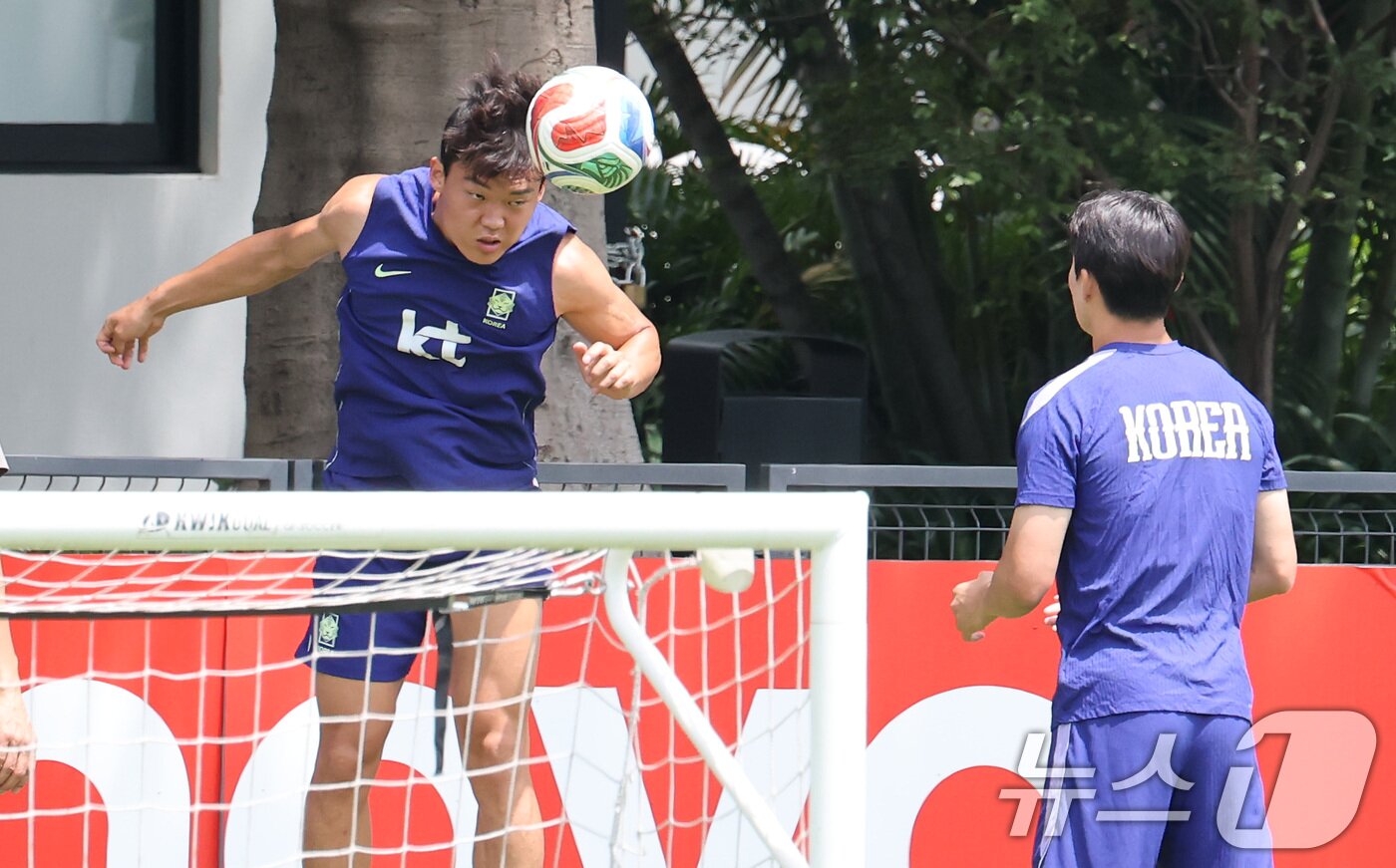 본문 이미지 - 대한민국 축구 국가대표팀 오현규가 19일(현지시간) 멕시코 과달라하라 인근 사포판에 위치한 베이스캠프 훈련장 치바스 바예 베르데에서 회복 훈련을 하고 있다. 2026.6.20 ⓒ 뉴스1 임세영 기자