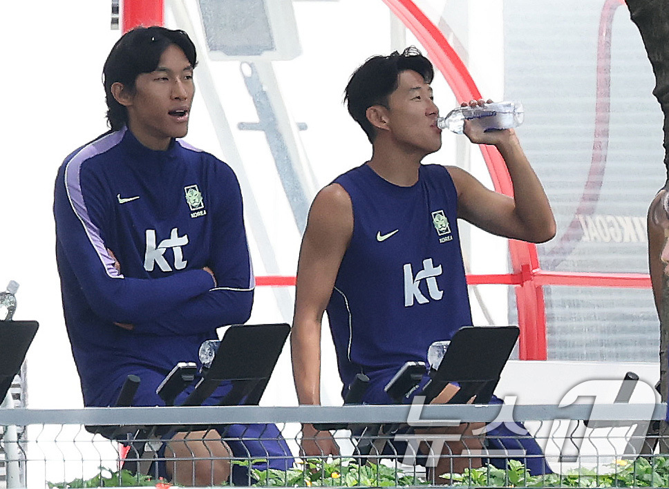 (과달라하라(멕시코)=뉴스1) 임세영 기자 = 대한민국 축구 국가대표팀 손흥민과 김승규가 19일(현지시간) 멕시코 과달라하라 인근 사포판에 위치한 베이스캠프 훈련장 치바스 바예 베 …