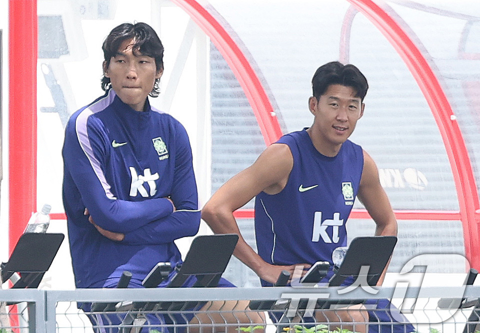 (과달라하라(멕시코)=뉴스1) 박지혜 기자 = 대한민국 축구국가대표팀 손흥민과 김승규가 19일(현지시간) 멕시코 과달라하라 인근 대한민국 축구대표팀의 베이스캠프 훈련장인 사포판 치 …