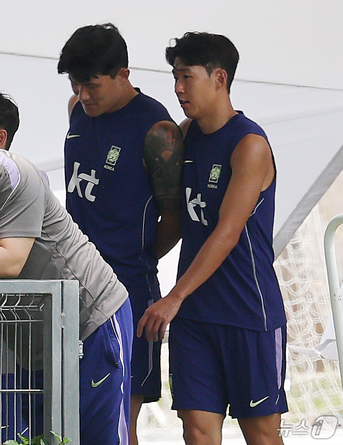 (과달라하라(멕시코)=뉴스1) 임세영 기자 = 대한민국 축구 국가대표팀 손흥민과 김민재가 19일(현지시간) 멕시코 과달라하라 인근 사포판에 위치한 베이스캠프 훈련장 치바스 바예 베 …