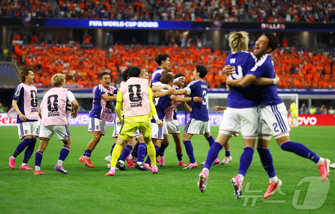본문 이미지 - 2026 FIFA 북중미 월드컵 F조 조별리그 네덜란드와 1차전(2-2 무승부)에서 기뻐하는 일본 선수들. ⓒ 로이터=뉴스1