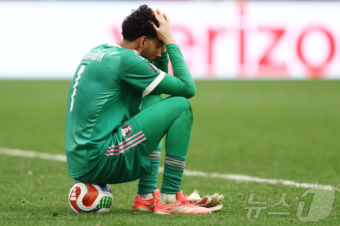 본문 이미지 - 2026 FIFA 북중미 월드컵 B조 조별리그 스위스전에서 6골을 허용한 카타르의 마흐무드 아부나다. ⓒ 로이터=뉴스1