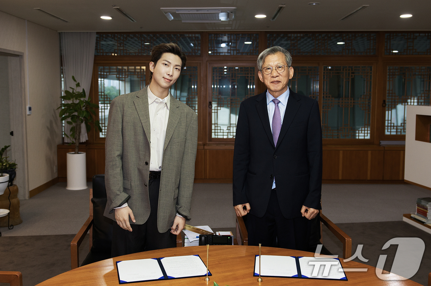 (서울=뉴스1) = 국립중앙박물관이 글로벌 아티스트 방탄소년단 RM(본명 김남준)을 글로벌 홍보대사로 위촉했다. 이번 위촉은 세계적인 아티스트 RM과 함께 우리 문화유산의 가치를 …