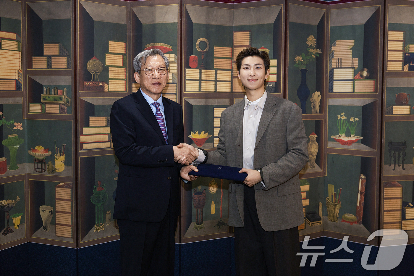 (서울=뉴스1) = 국립중앙박물관이 글로벌 아티스트 방탄소년단 RM(본명 김남준)을 글로벌 홍보대사로 위촉했다. 이번 위촉은 세계적인 아티스트 RM과 함께 우리 문화유산의 가치를 …