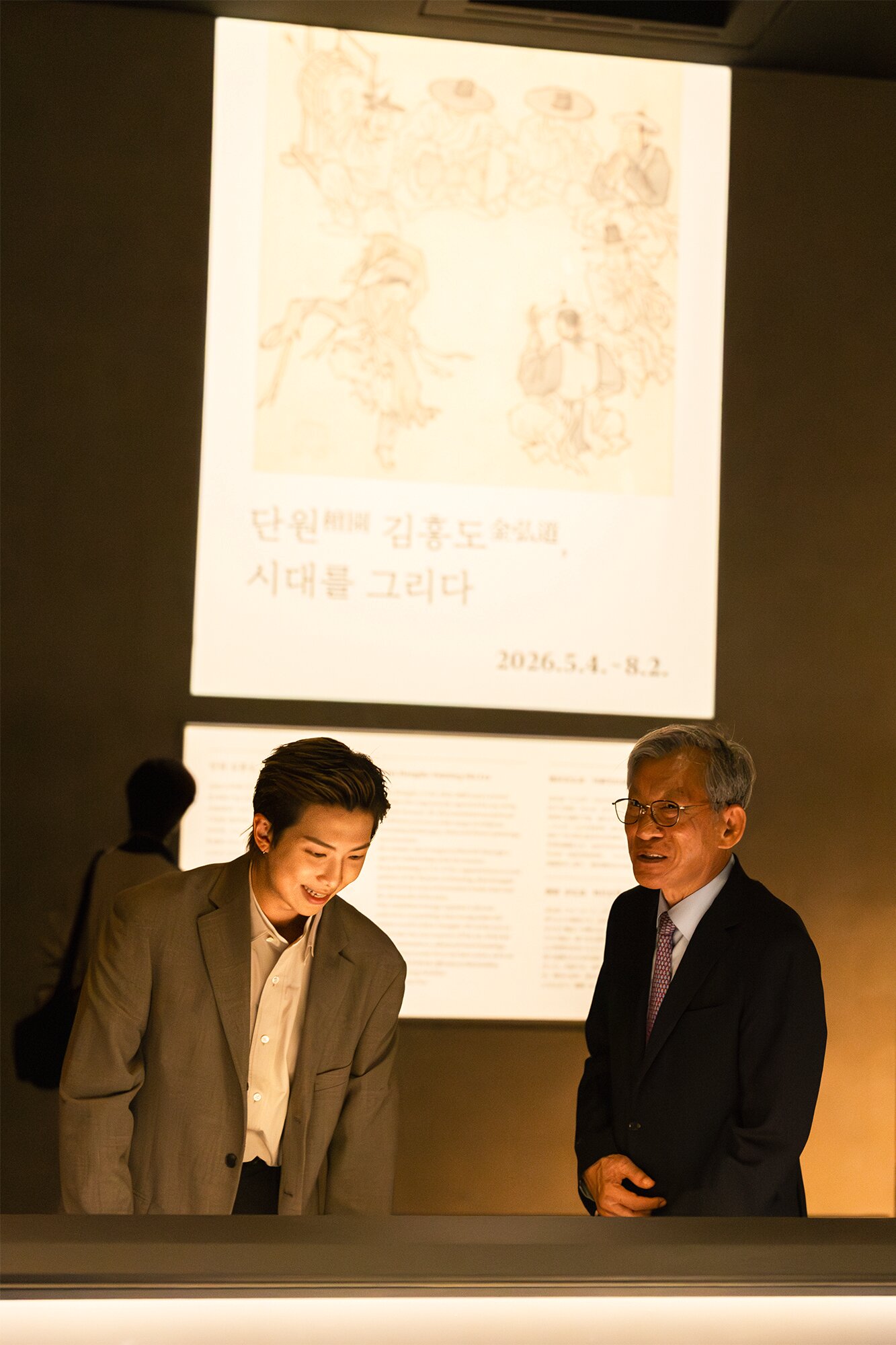 본문 이미지 - 유홍준(오른쪽) 관장과 RM이 서화실을 둘러보는 모습(국립중앙박물관 제공)