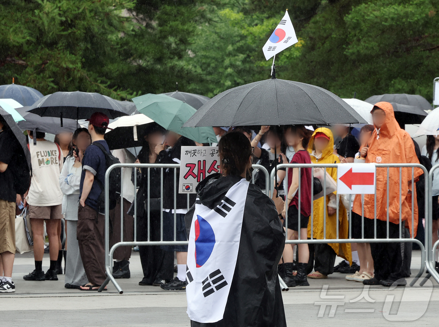 (서울=뉴스1) 김진환 기자 = 제9회 전국동시지방선거 투표용지 부족 사태를 규탄하는 개표소 봉쇄 시위가 계속된 20일 서울 송파구 올림픽공원 체조경기장 앞에서 일본 밴드 킹누(K …