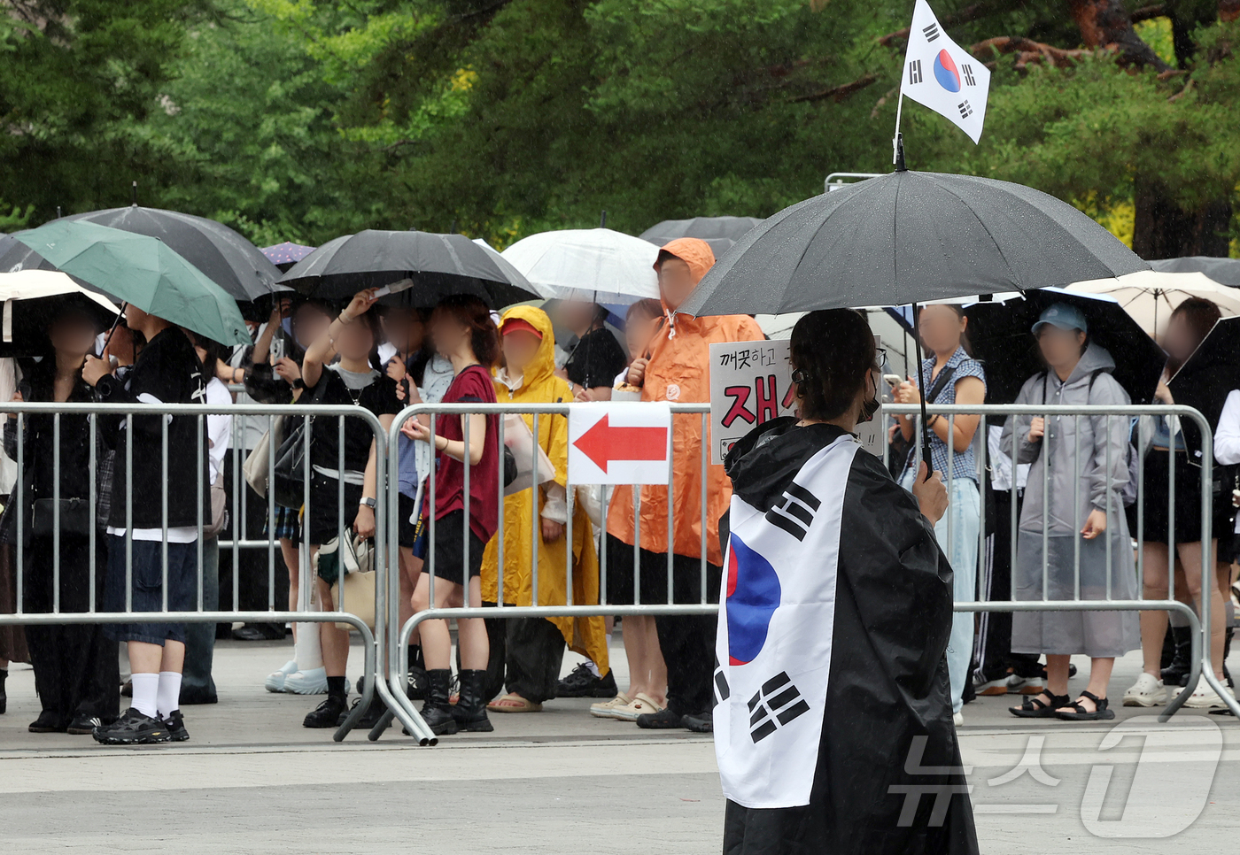 (서울=뉴스1) 김진환 기자 = 제9회 전국동시지방선거 투표용지 부족 사태를 규탄하는 개표소 봉쇄 시위가 계속된 20일 서울 송파구 올림픽공원 체조경기장 앞에서 일본 밴드 킹누(K …