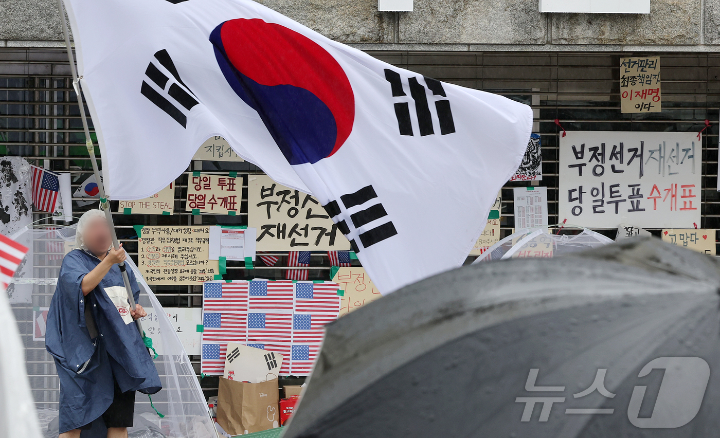 (서울=뉴스1) 김진환 기자 = 제9회 전국동시지방선거 투표용지 부족 사태를 규탄하는 개표소 봉쇄 시위가 계속된 20일 서울 송파구 올림픽공원 핸드볼경기장 앞에서 시민들이 구호를 …