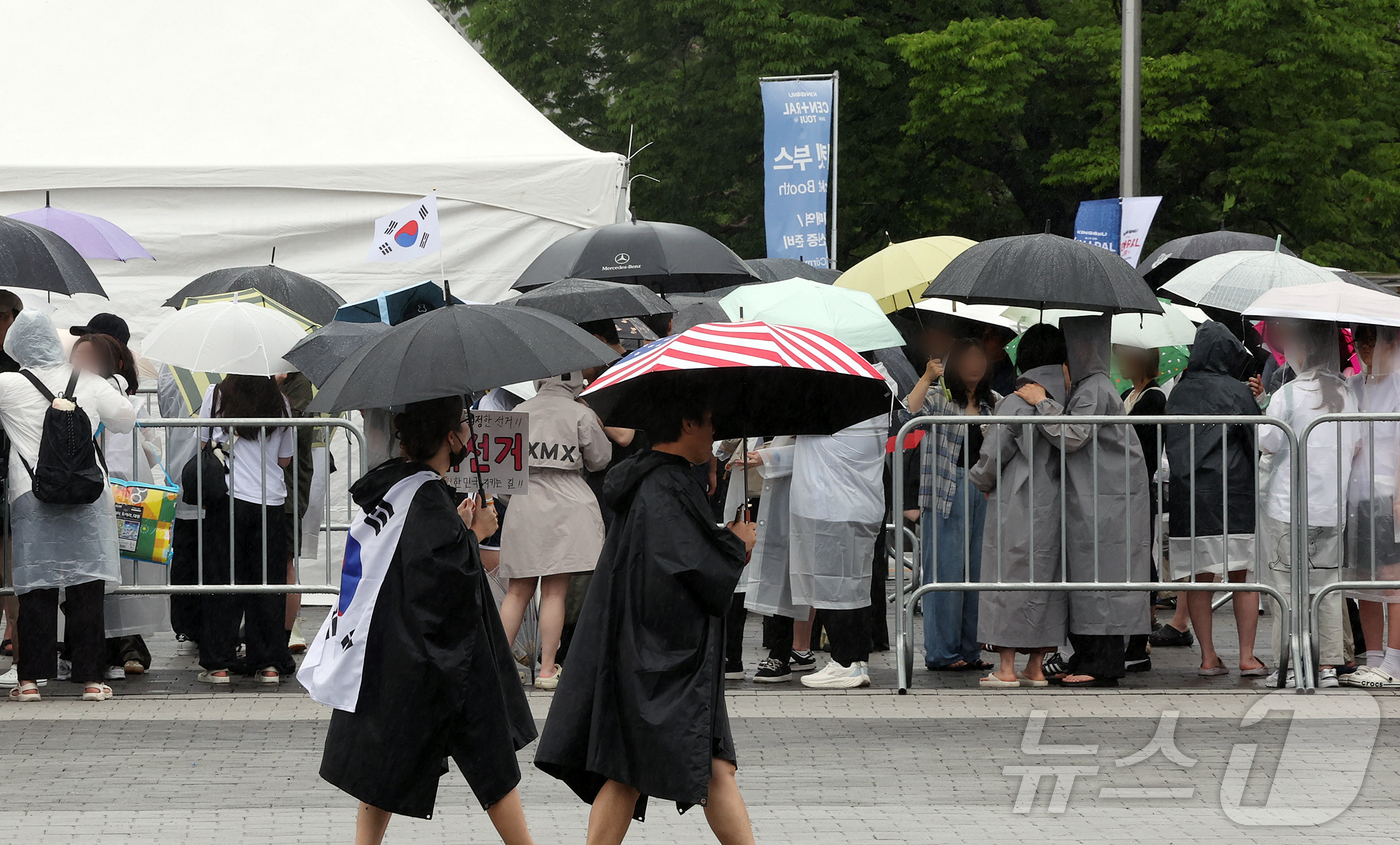 (서울=뉴스1) 김진환 기자 = 제9회 전국동시지방선거 투표용지 부족 사태를 규탄하는 개표소 봉쇄 시위가 계속된 20일 서울 송파구 올림픽공원 체조경기장 앞에서 일본 밴드 킹누(K …