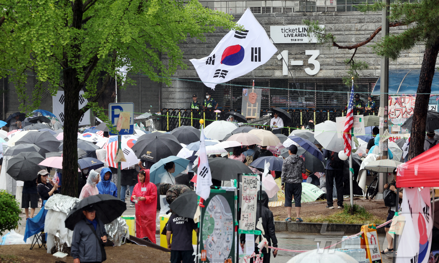 (서울=뉴스1) 김진환 기자 = 제9회 전국동시지방선거 투표용지 부족 사태를 규탄하는 개표소 봉쇄 시위가 계속된 20일 오전 서울 송파구 올림픽공원 핸드볼경기장 앞에서 시민들이 구 …