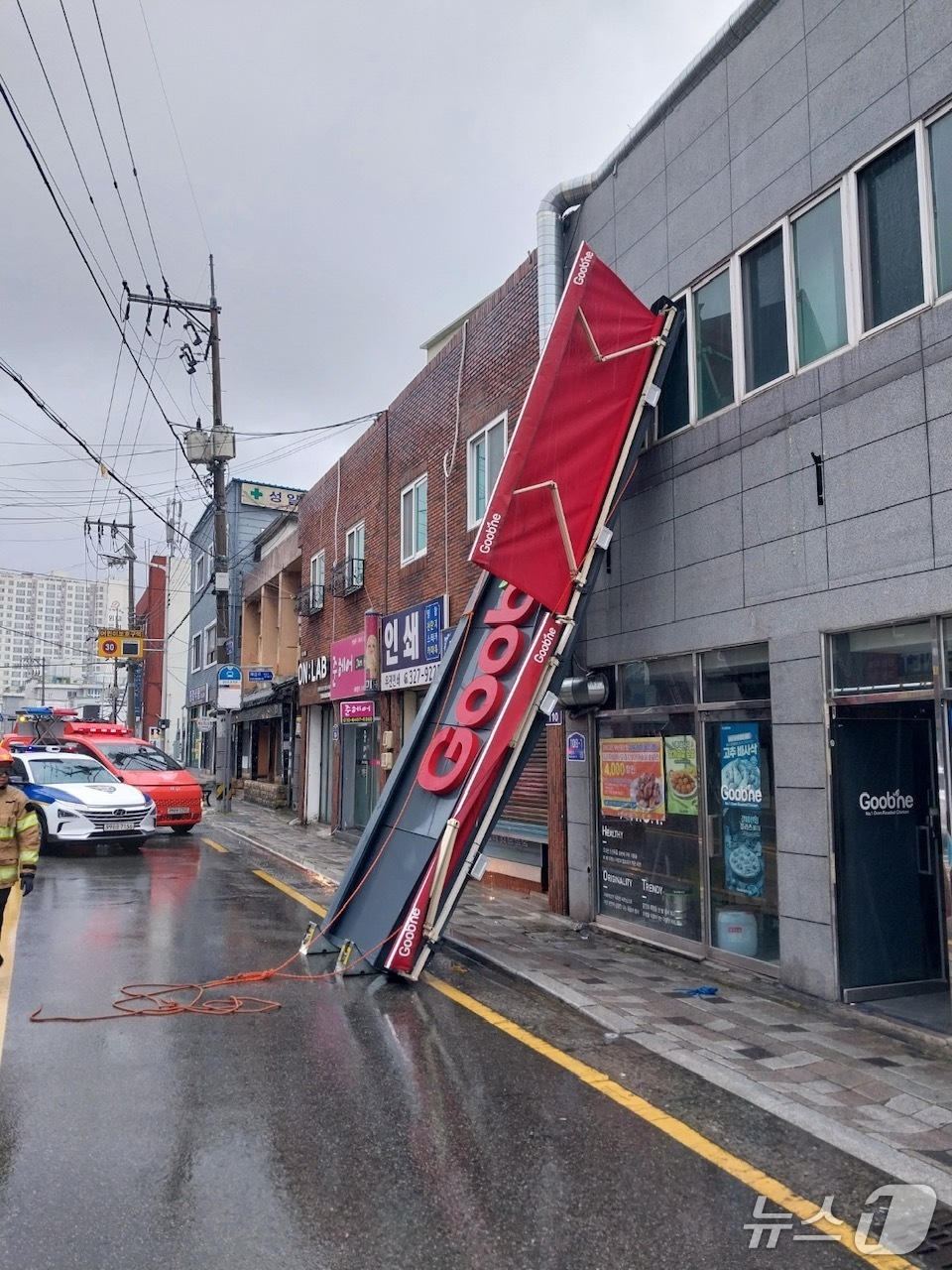 (부산=뉴스1) 이주현 기자 = 20일 부산 사상구 감전동에서 강풍으로 가게 간판이 떨어지는 사고가 발생했으나 다행히 인명피해는 없었던 것으로 파악됐다.이날 부산 전역에는 오전 4 …